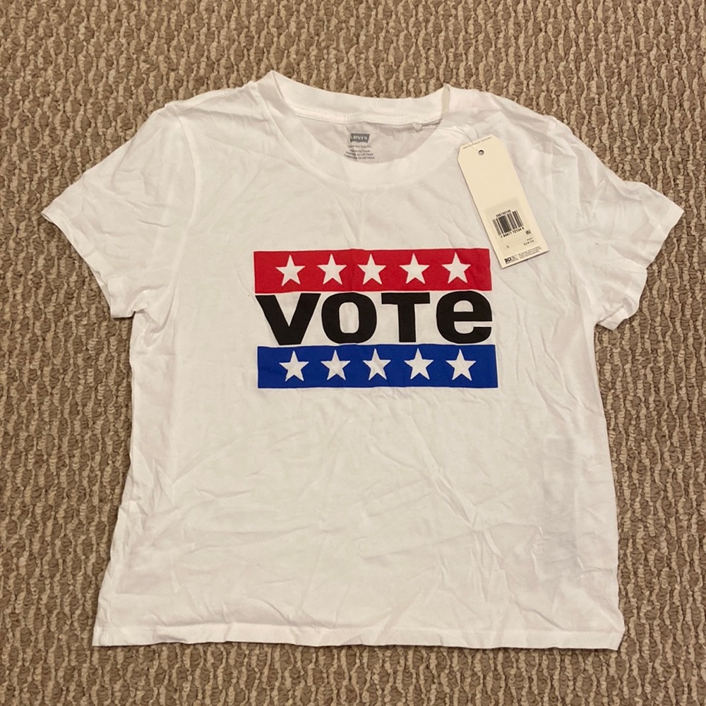 New Levi’s cropped vote t-shirt with tag still attached. Size adult small